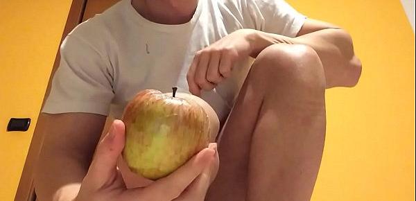  A big apple (27,5 cm of circumference x 1 insertion)